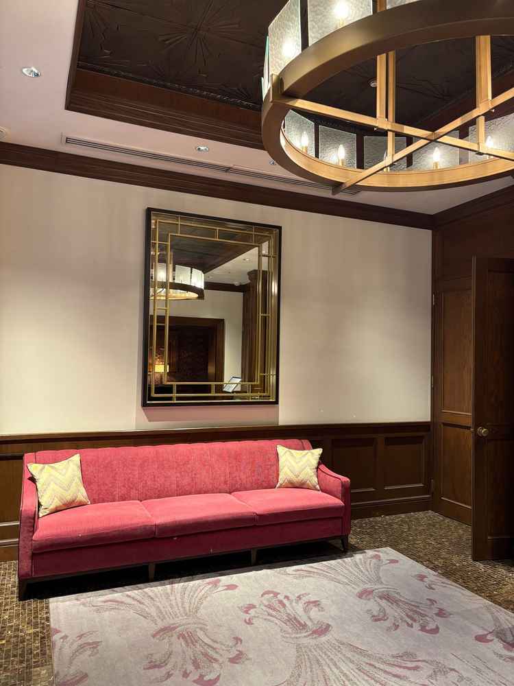 お客様様の出口は入り口とまた別にあります。