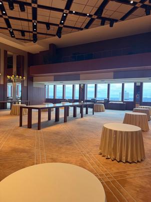 披露宴会場です。こちらの窓側に高砂を設置する新郎新婦が多いそうです。