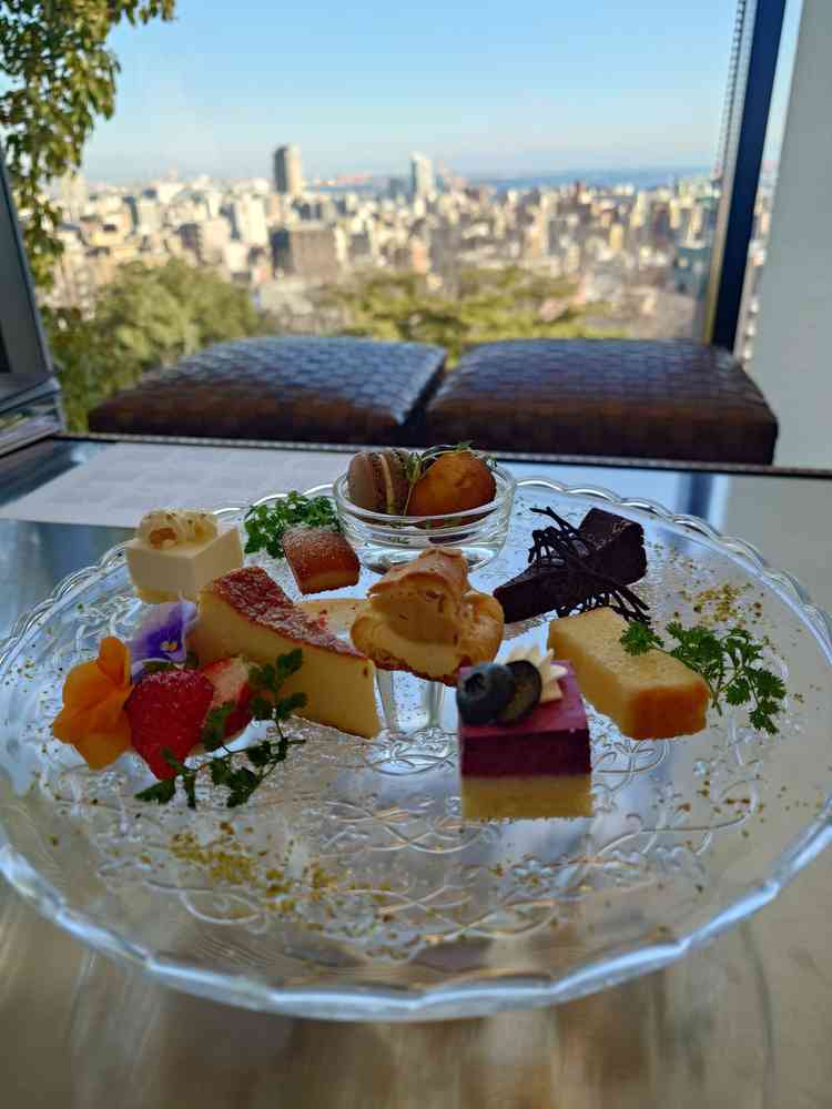 スイーツビュッフェに出てくるスイーツの試食