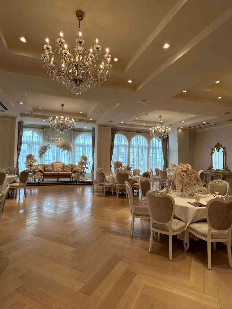 白を基調とした会場に華やかな雰囲気があり、シャンデリアなど豪華で理想の披露宴会場に近かったです。