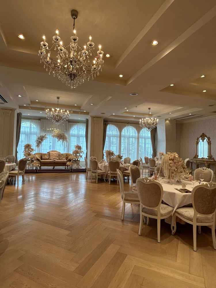 白を基調とした会場に華やかな雰囲気があり、シャンデリアなど豪華で理想の披露宴会場に近かったです。