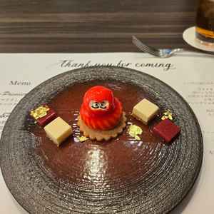 縁起良いだるまをモチーフにしたデザートはインパクト抜群でゲストとの会話も弾みそうな遊び心を感じました