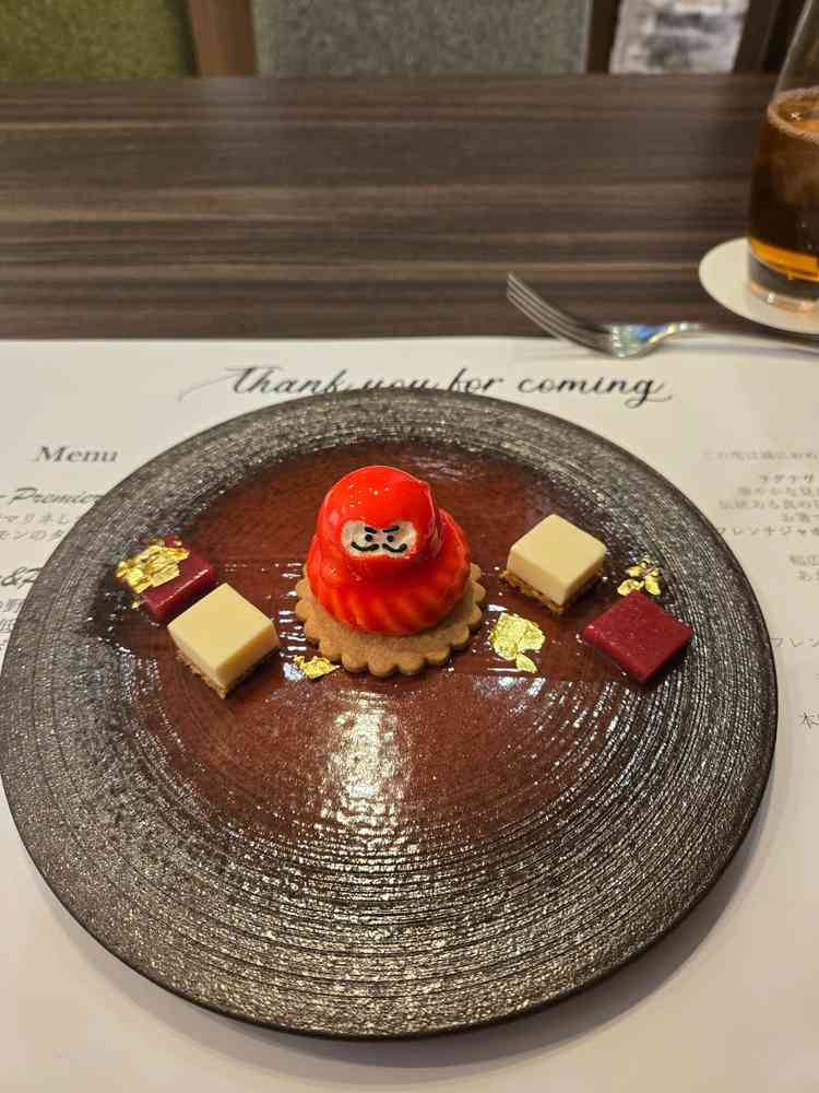 縁起良いだるまをモチーフにしたデザートはインパクト抜群でゲストとの会話も弾みそうな遊び心を感じました