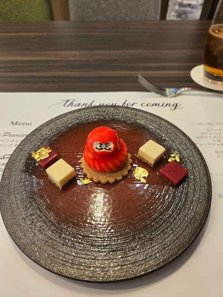 縁起良いだるまをモチーフにしたデザートはインパクト抜群でゲストとの会話も弾みそうな遊び心を感じました