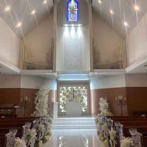 チャペルは天井が高く解放感があった。