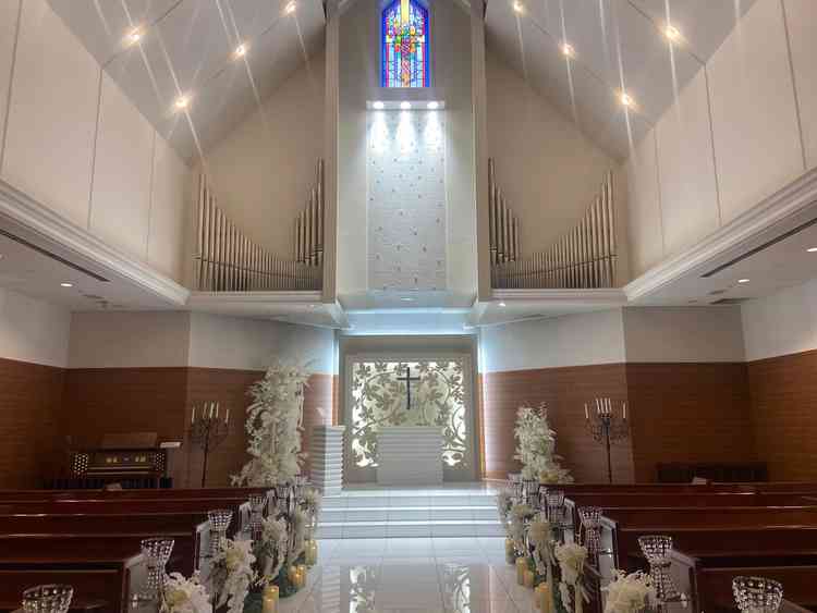 チャペルは天井が高く解放感があった。