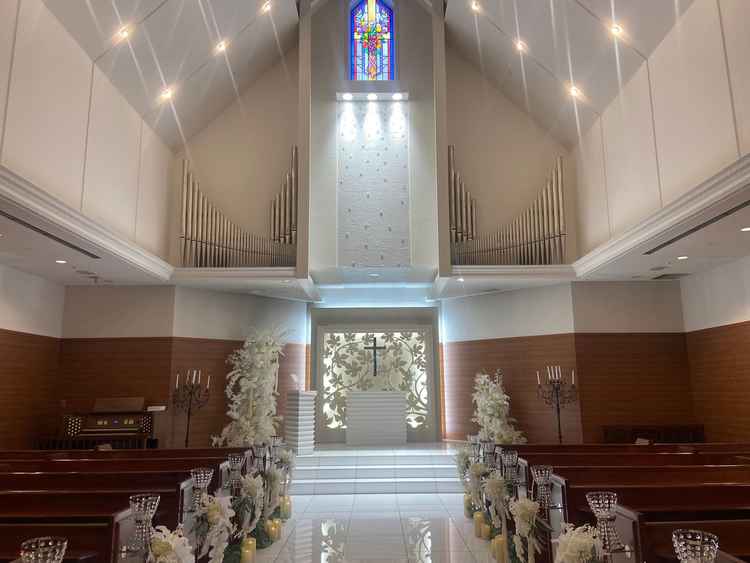 チャペルは天井が高く解放感があった。