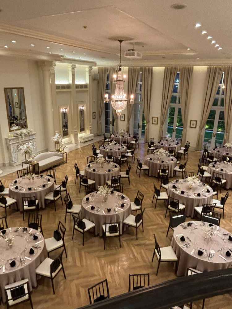 大変広い。写真で100名セッティング。