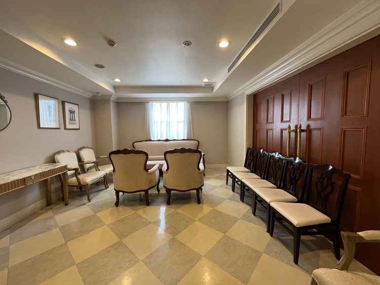 親族控室です。右側にある扉は開くそうです。両家対面に使えそうです。