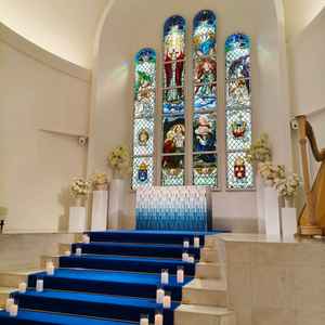 ヴァージンロードは青い絨毯で、参列者にも印象にも記憶にも残る挙式になると思いました。