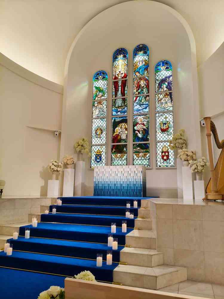 ヴァージンロードは青い絨毯で、参列者にも印象にも記憶にも残る挙式になると思いました。