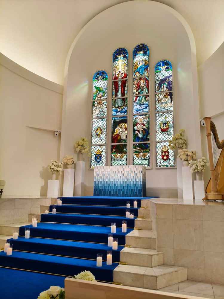 ヴァージンロードは青い絨毯で、参列者にも印象にも記憶にも残る挙式になると思いました。