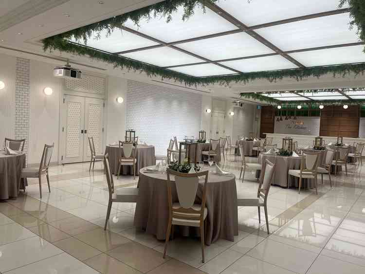 白と緑のカジュアルな印象の披露宴会場でした。