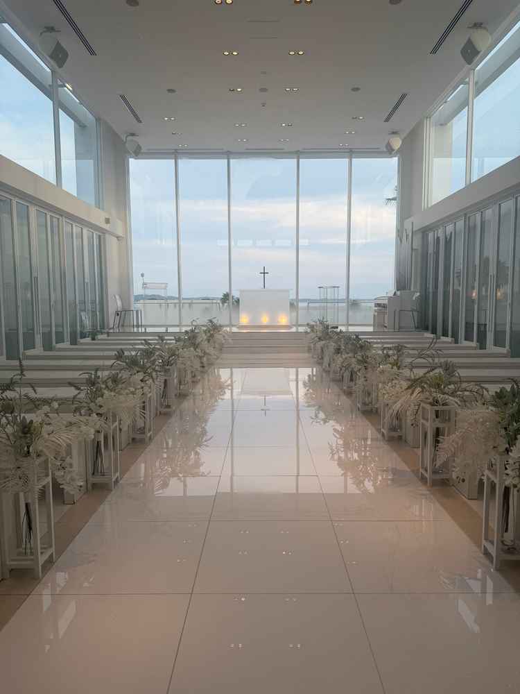 白基調のまるで夢のようなチャペルでした。ガラス張りになっているのもとても魅力的です。