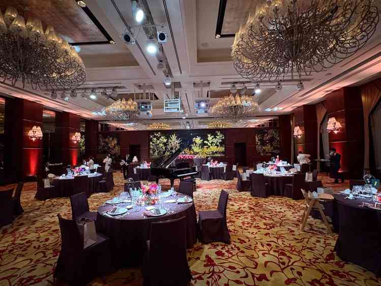 披露宴会場は派手でプロジェクションマッピングも良かったです