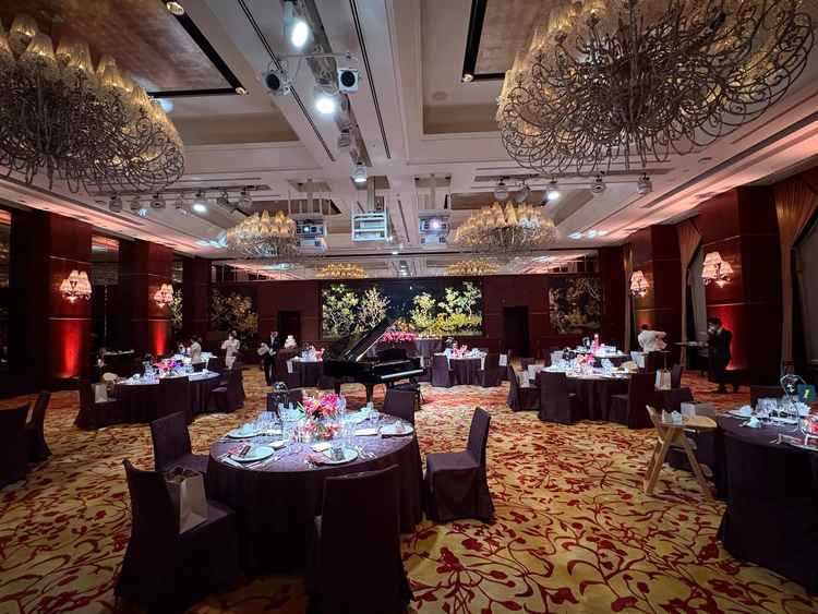 披露宴会場は派手でプロジェクションマッピングも良かったです