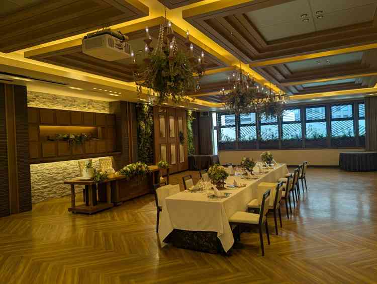 花をバージンロードにあしらったチャペルとセットの披露宴会場。グリーンが多く自然っぽい雰囲気がきれい。