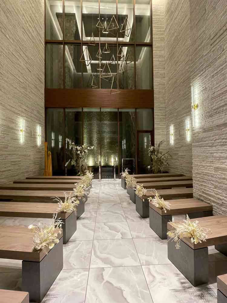 天井吹き抜けの解放感あるチャペル。こじんまりとしているが天井の高さで広く感じる。