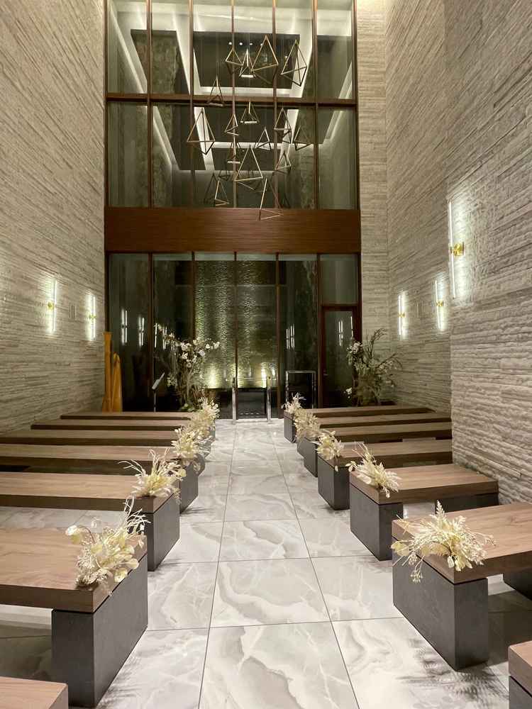 天井吹き抜けの解放感あるチャペル。こじんまりとしているが天井の高さで広く感じる。