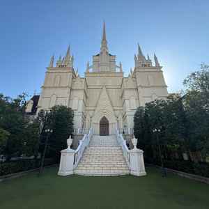 大迫力のチャペルの外観