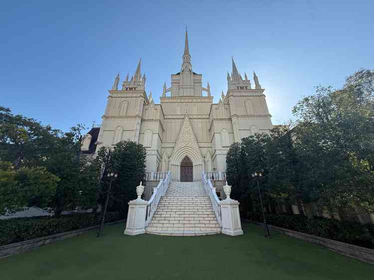 大迫力のチャペルの外観