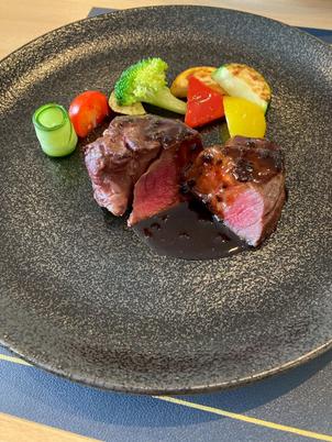 料理の写真。赤身肉とても美味しかった。試食にも関わらずたくさん食べさせて頂けて大満足。