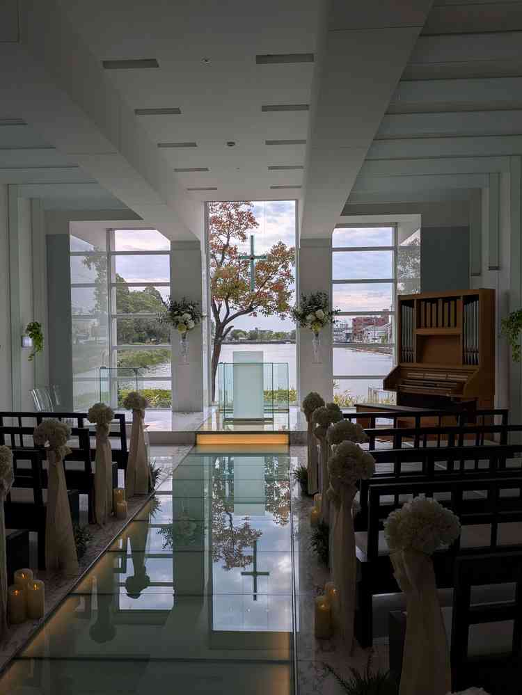 チャペルのカーテンが開いた場面。景観がよく、晴れてたら更に映えただろうなと思う