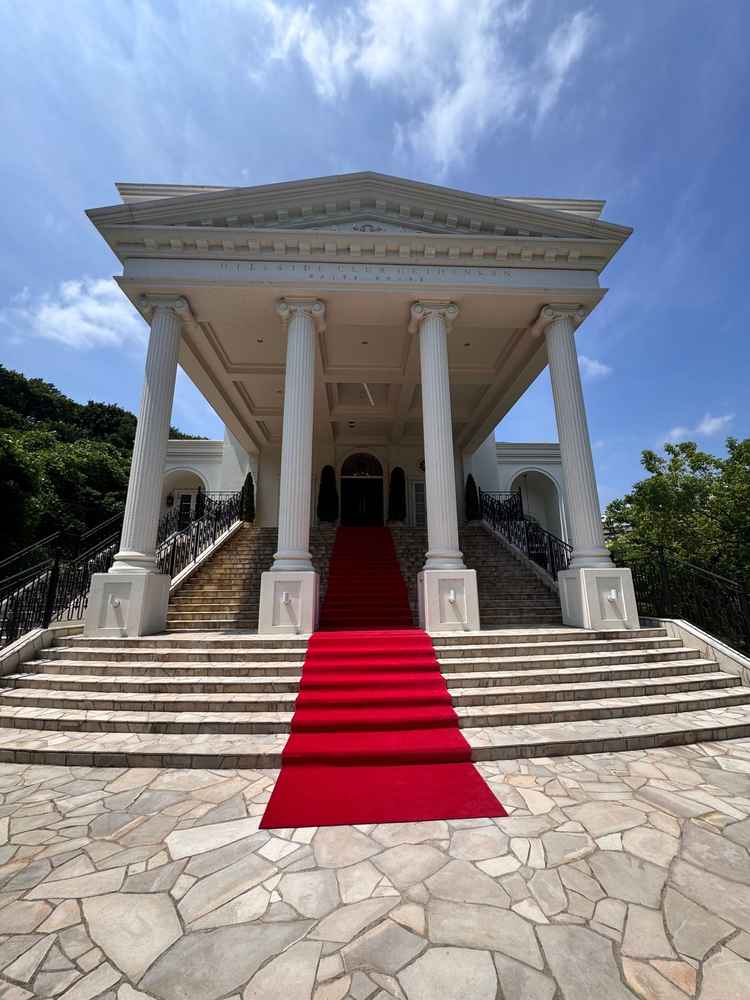 挙式場からつながる階段