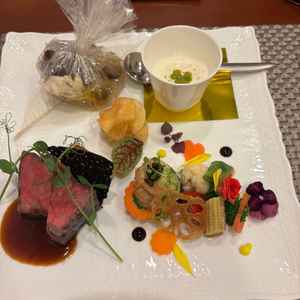 特にお肉が柔らかくて美味しかったです。鯛も蒸し焼きなので、身がほろほろで美味しかったです。