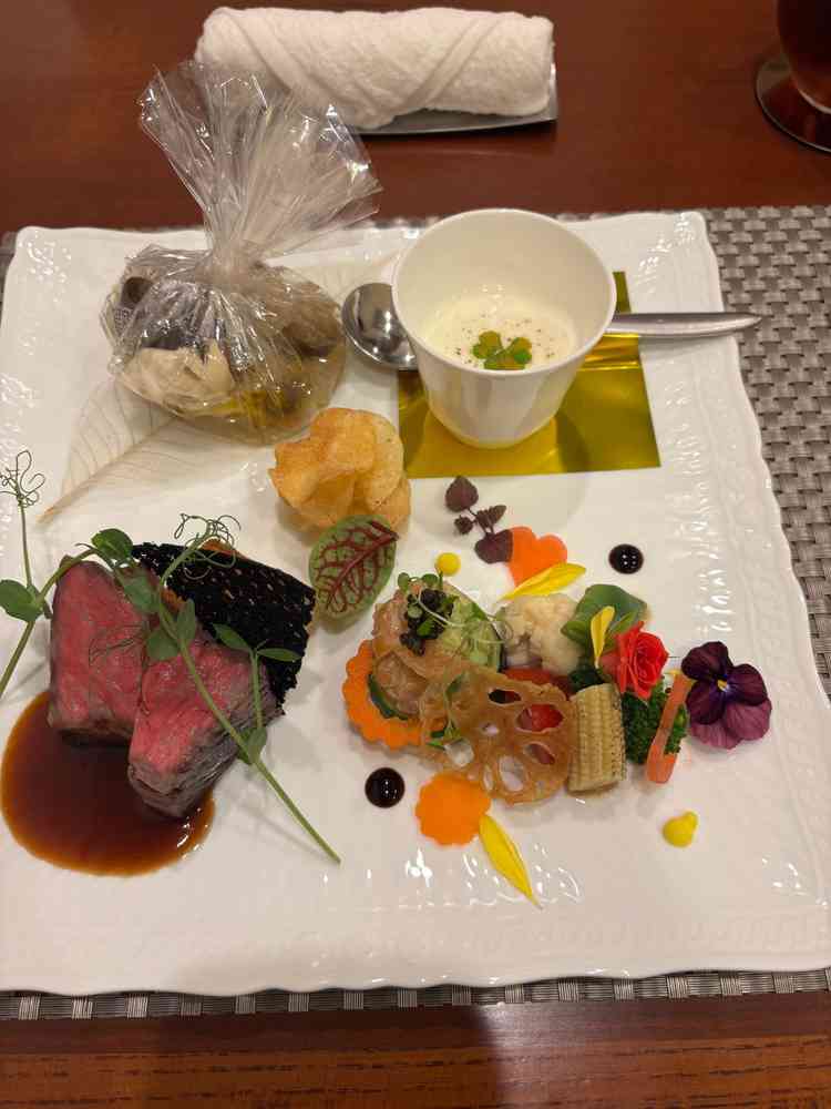 特にお肉が柔らかくて美味しかったです。鯛も蒸し焼きなので、身がほろほろで美味しかったです。