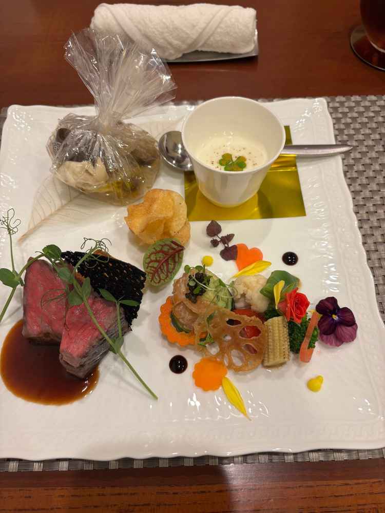 特にお肉が柔らかくて美味しかったです。鯛も蒸し焼きなので、身がほろほろで美味しかったです。