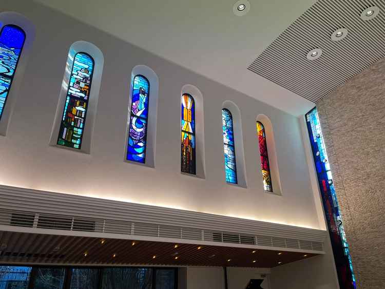 チャペル装飾のステンドグラス。結婚式場特有のチープさが全くなく素敵。