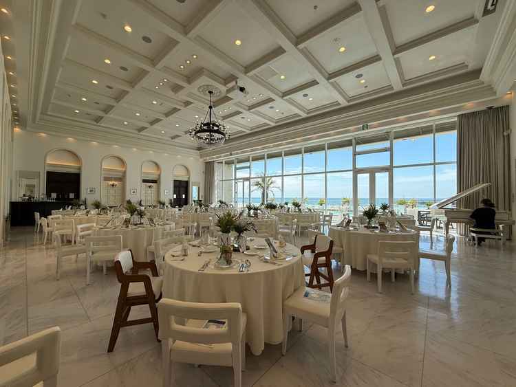 披露宴会場の雰囲気もよく、色などカスタマイズができる点、ピアノの生演奏などもプランにあることは好印象