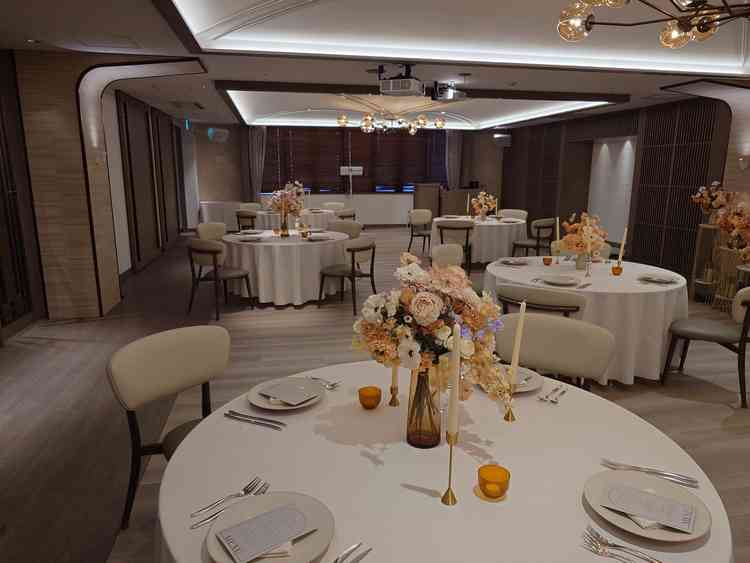 数種類あるうちの一つ、白がメインの披露宴会場です。クロスや小物でも雰囲気が変えられるとの事です。