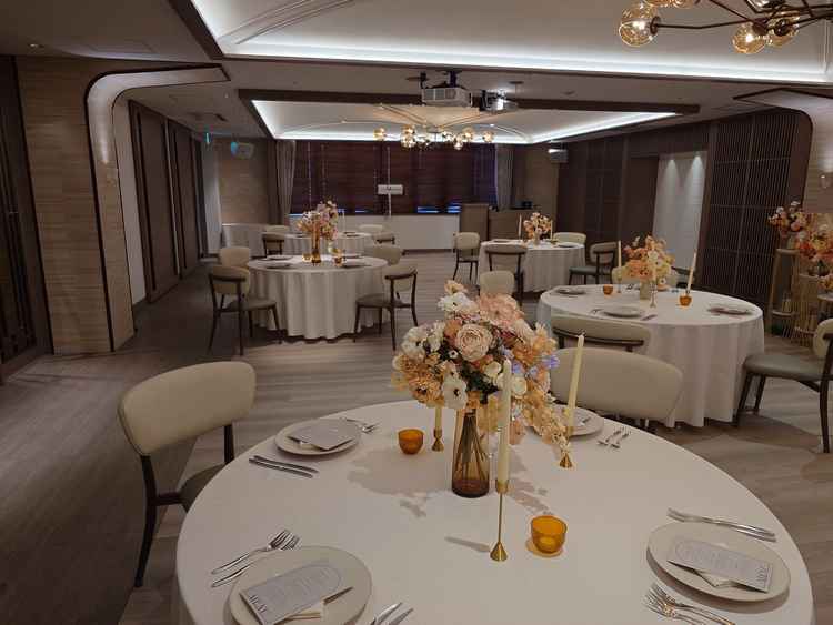 数種類あるうちの一つ、白がメインの披露宴会場です。クロスや小物でも雰囲気が変えられるとの事です。