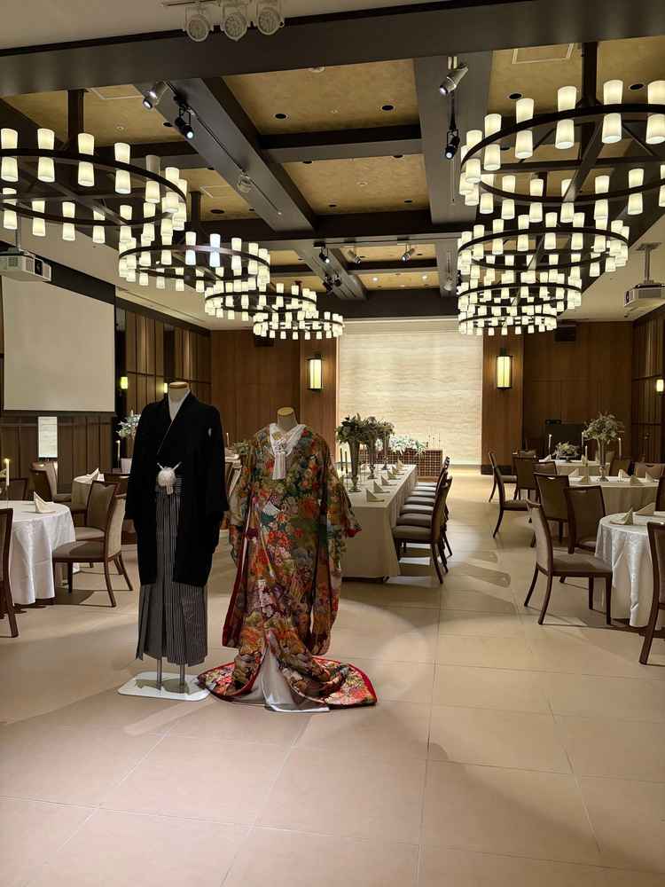 披露宴会場。新郎新婦がゲストを迎えるという演出ができる。