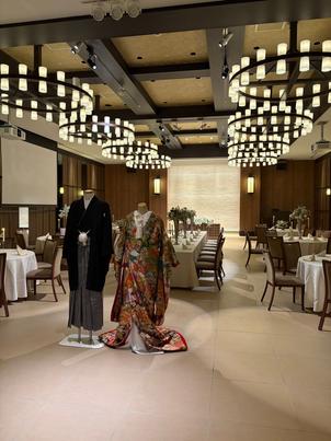 披露宴会場。新郎新婦がゲストを迎えるという演出ができる。