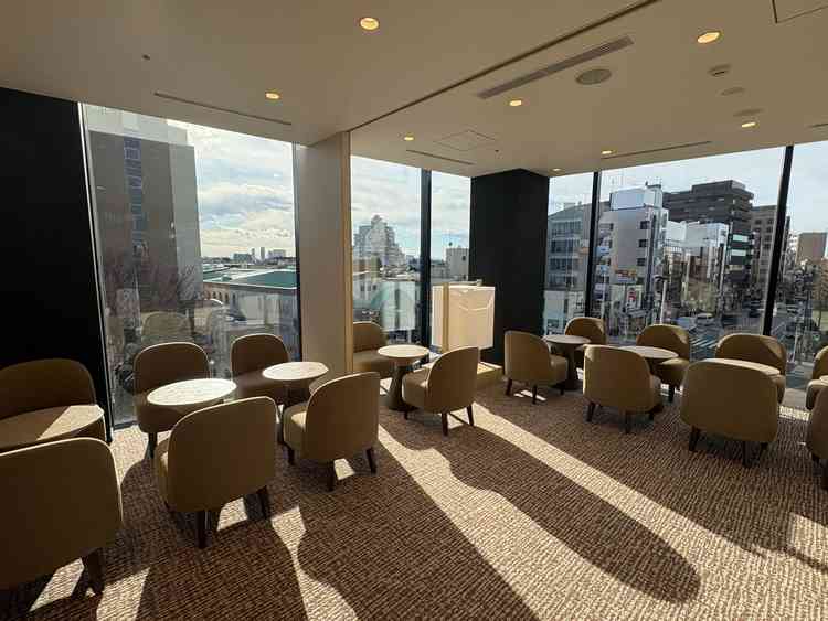 親族控え室です。目白駅がよく見えます。