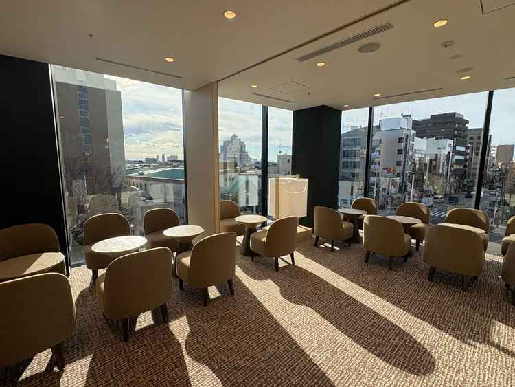 親族控え室です。目白駅がよく見えます。