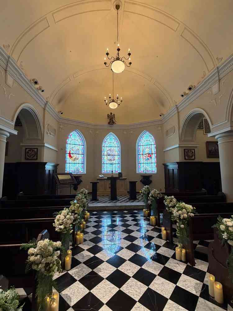チャペルの挙式会場。ステンドグラスであまり自然光を取り入れずに中の明るさがメインだった印象。