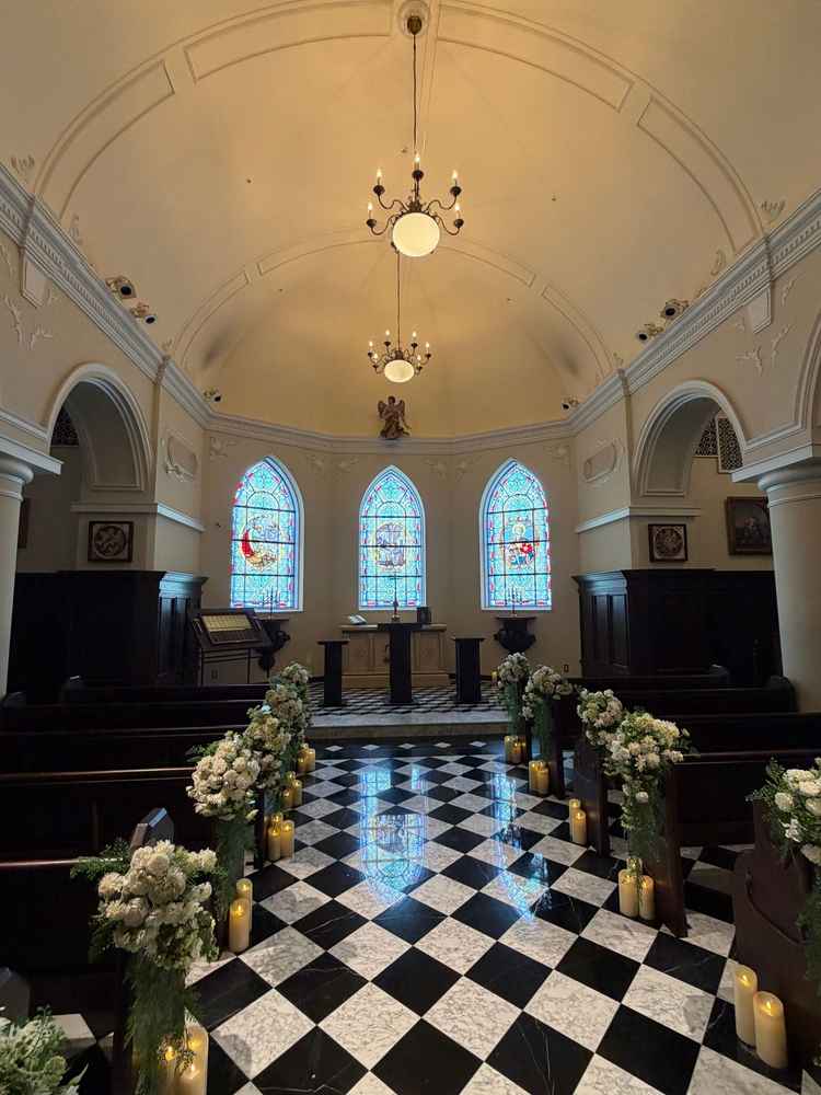 チャペルの挙式会場。ステンドグラスであまり自然光を取り入れずに中の明るさがメインだった印象。