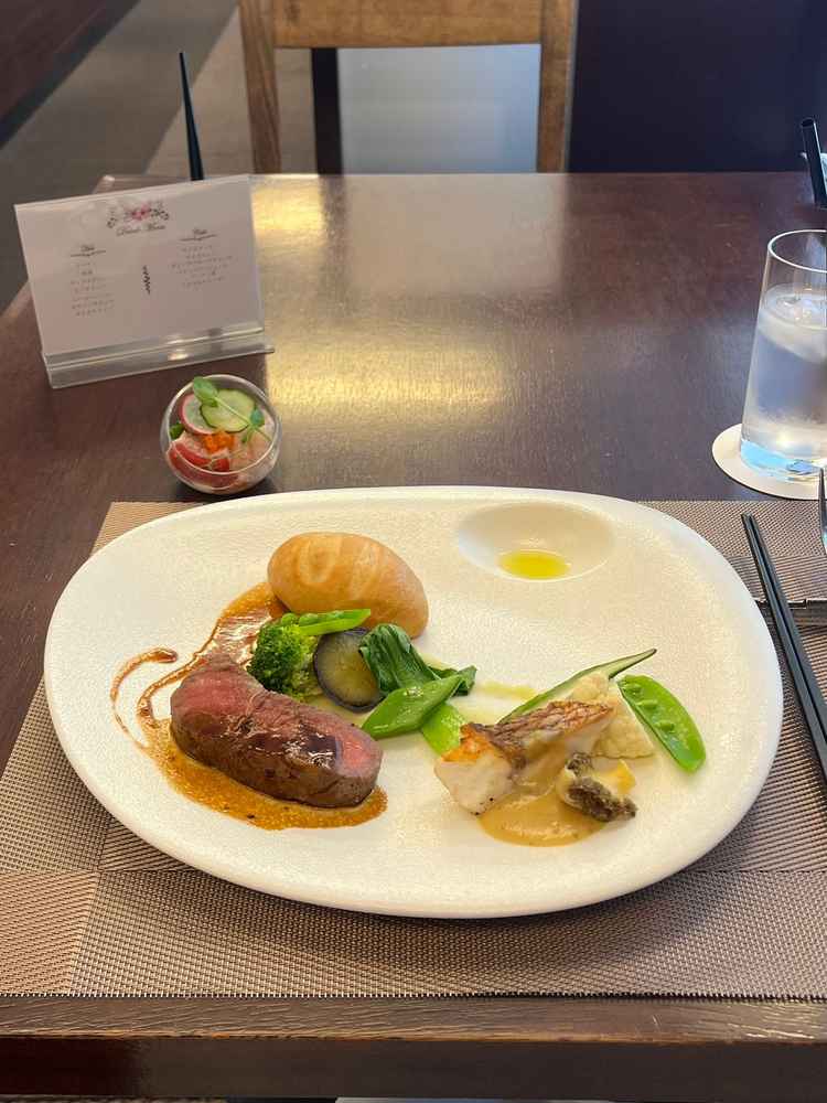 コースの試食。お肉がとても美味しかったです。柔らかく旨みもあり。付け合わせのパンも良かった。