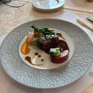 試食で頂いた肉料理です。カップル2人合わせて肉料理一皿と魚料理一皿が振る舞われます。どちらも絶品。