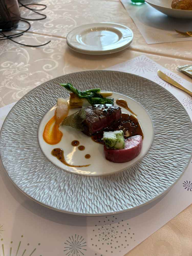 試食で頂いた肉料理です。カップル2人合わせて肉料理一皿と魚料理一皿が振る舞われます。どちらも絶品。