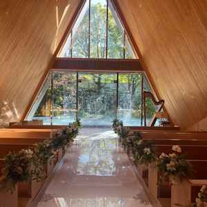 ホワイトハウスの挙式会場は木の温かみのある雰囲気でした。退場の際には滝を流す演出ができます。