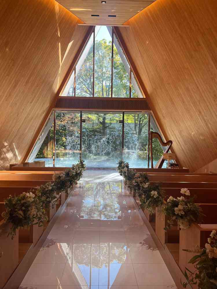 ホワイトハウスの挙式会場は木の温かみのある雰囲気でした。退場の際には滝を流す演出ができます。