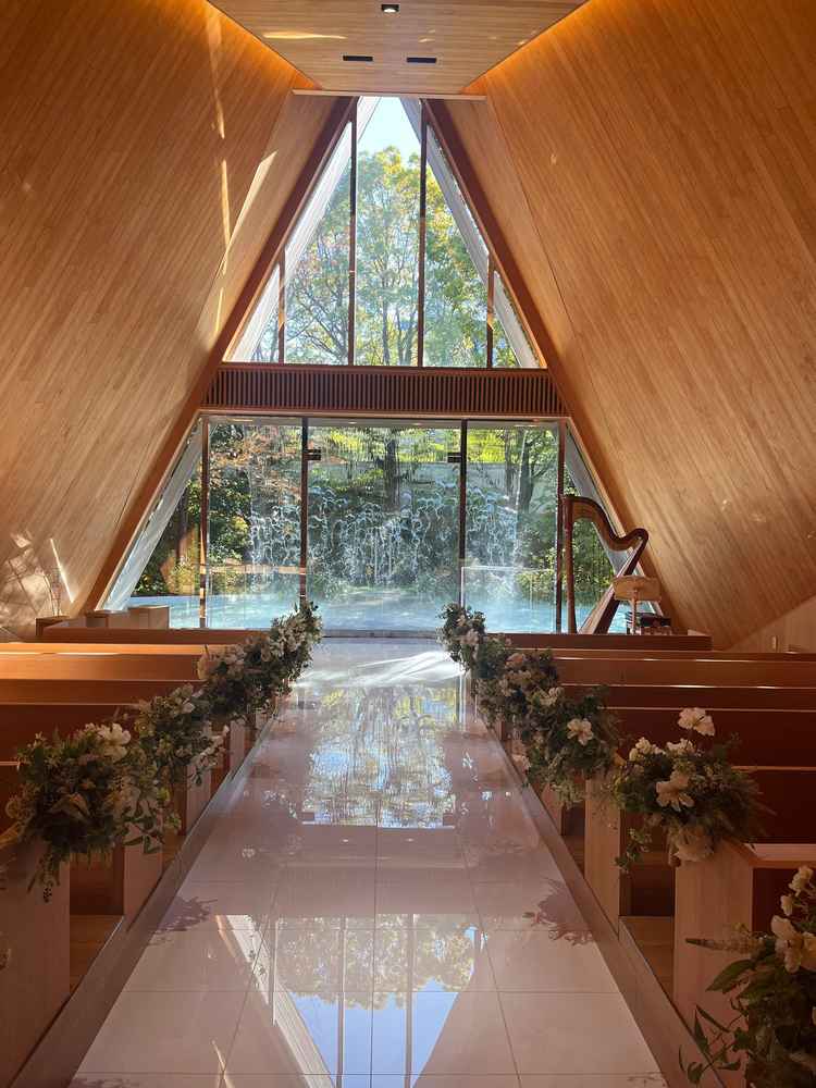 ホワイトハウスの挙式会場は木の温かみのある雰囲気でした。退場の際には滝を流す演出ができます。
