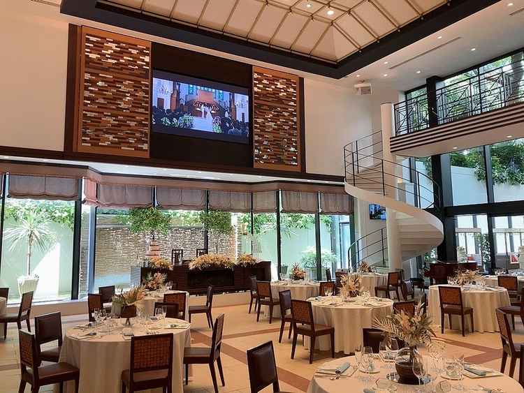 リゾートスタイル。上映するモニターが大きい。