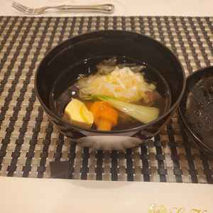 披露宴では和洋折衷のオリジナル料理が楽しめる上、コース内容の組み合わせも自由なところが良いです。