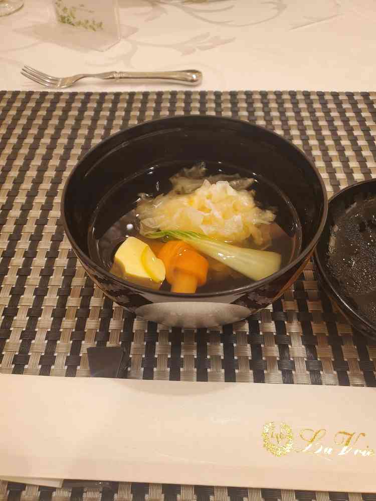 披露宴では和洋折衷のオリジナル料理が楽しめる上、コース内容の組み合わせも自由なところが良いです。